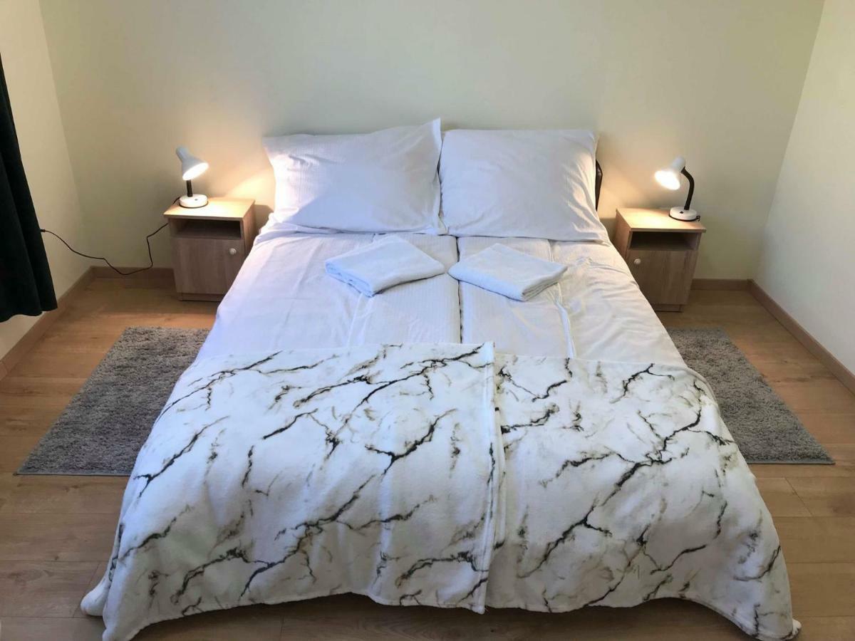Ella Apartman Debrecen Esterno foto