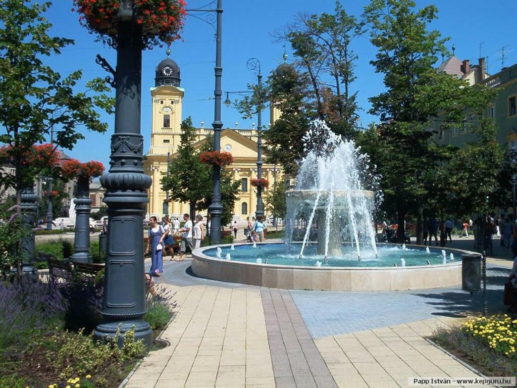 Ella Apartman Debrecen Esterno foto