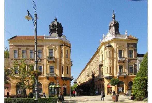 Ella Apartman Debrecen Esterno foto