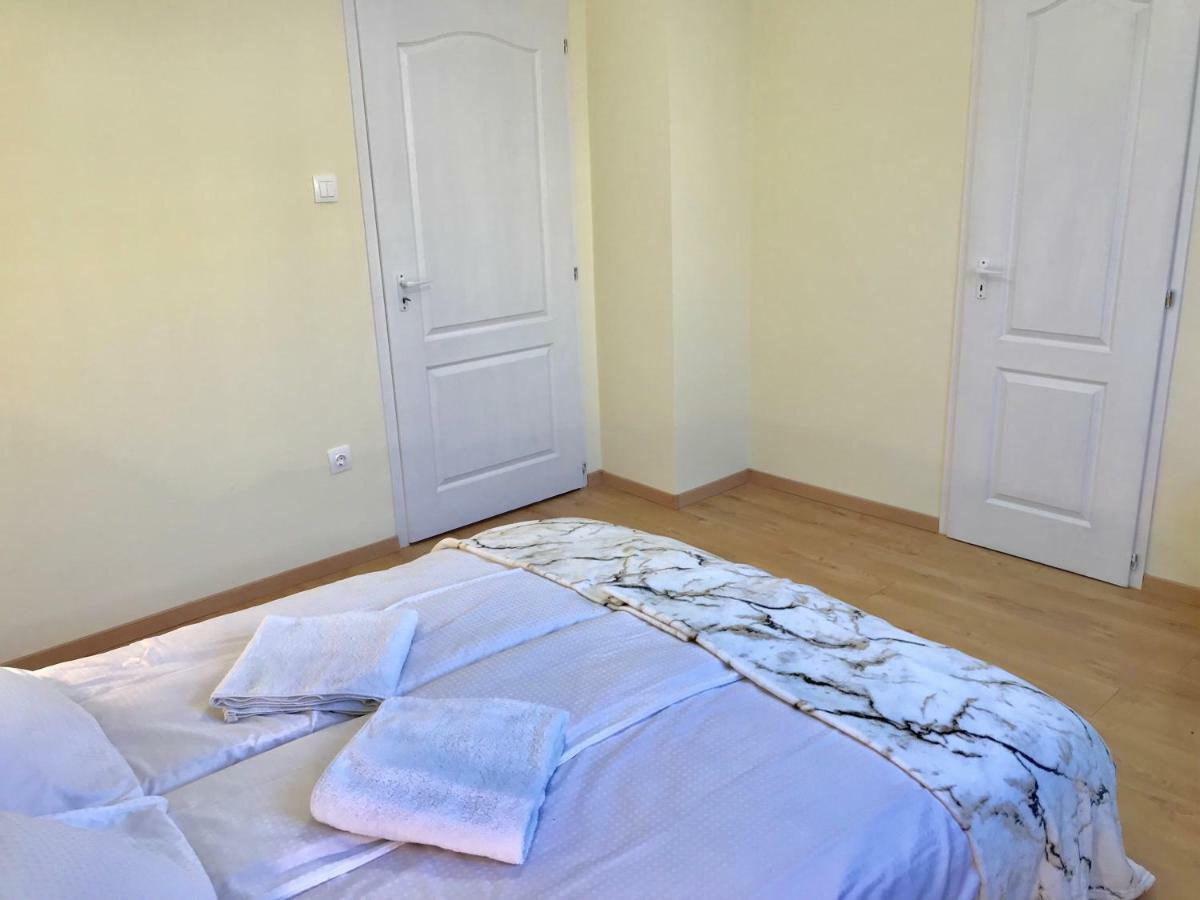 Ella Apartman Debrecen Esterno foto