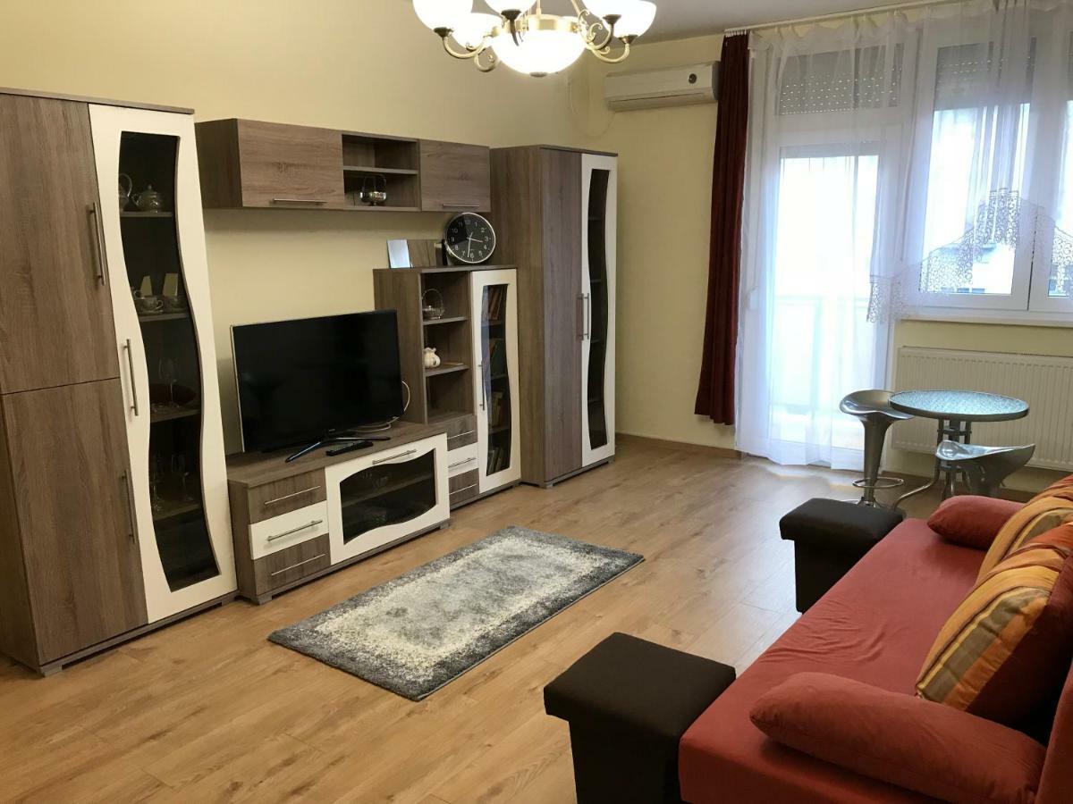 Ella Apartman Debrecen Esterno foto